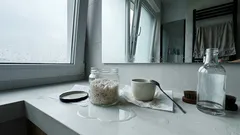 Wkładam to do słoiczka i stawiam w łazience: tani sposób na zapach stęchlizny (i nie tylko)