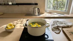 Gotowanie skórki cytryny z bazylią i rozmarynem: dlaczego działa i jak zrobić to z wyczuciem