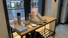 Jak czyścić zamszowe sneakersy, żeby wyglądały jak nowe — prosta rutyna bez zacieków