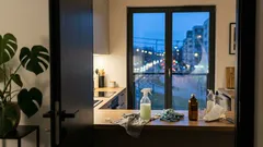 Mycie okien bez smug: prosty patent z octem i mikrofibrą