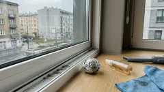 Okno znów będzie przesuwać się lekko: prosty trik z folią aluminiową na brud w prowadnicach