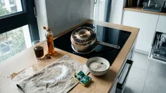 Wlewam colę, dodaję sól i kroplę płynu — czy ten „minutowy” trik naprawdę ratuje przypalone patelnie?